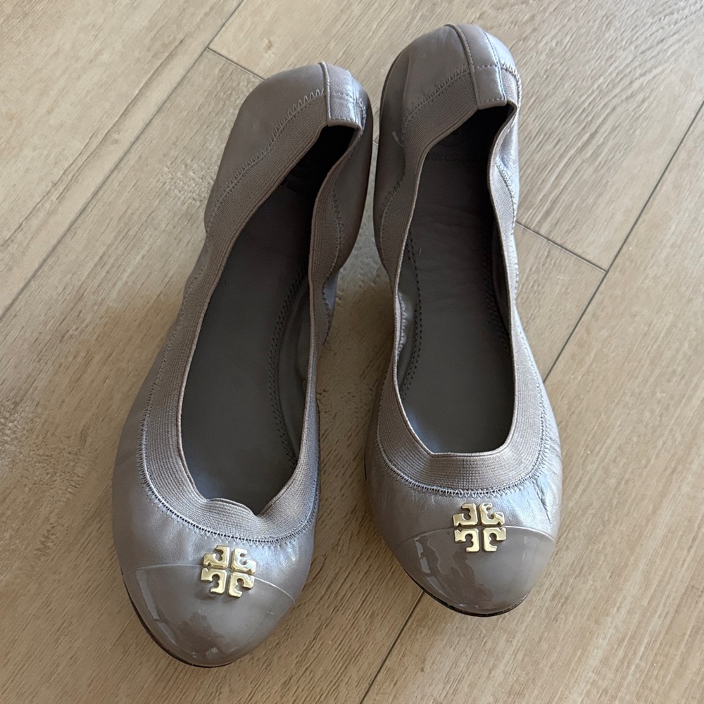 Tory Burch Women's Flats - Taupe with Gold Logo